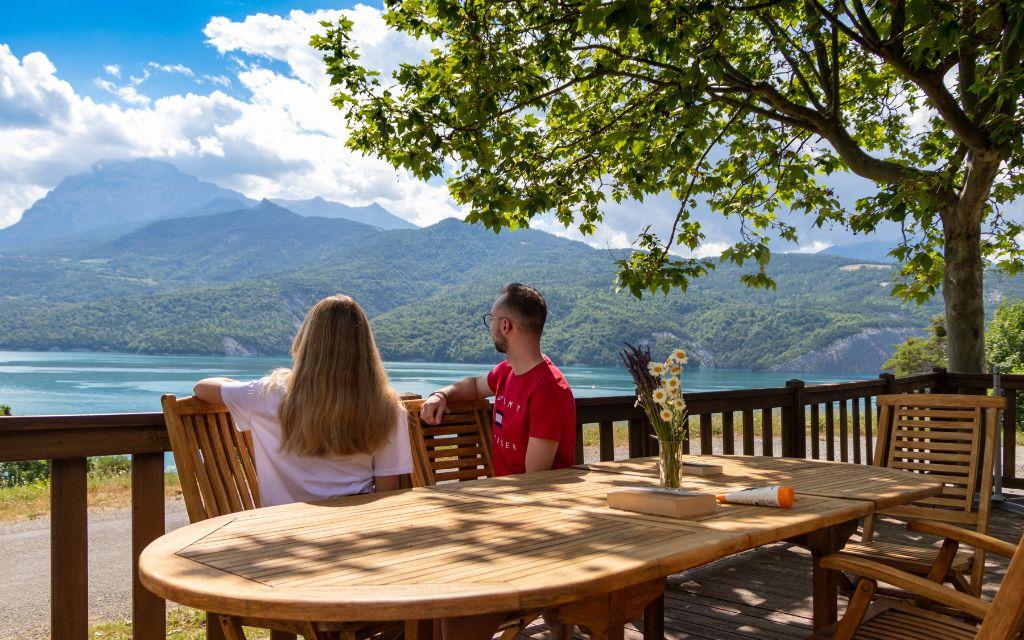 Slide Terrasse en bois avec vue lac à l’écrin du lac