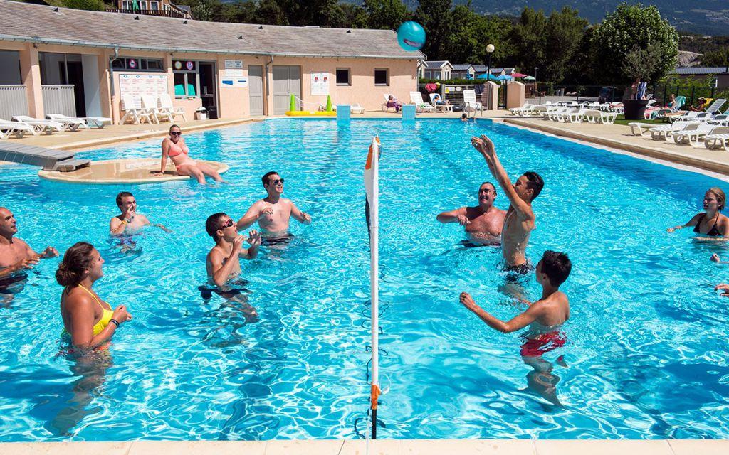 Slide Activités aquatique dans la piscine du domaine de l’écrin du lac