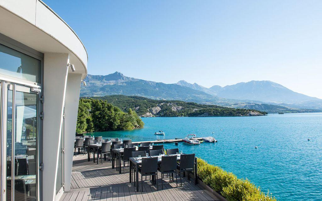 Slide Restaurant avec vue sur le lac de Chorges