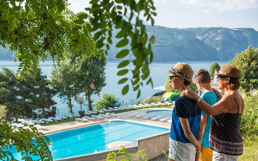 Slide Famille qui regarde la piscine de l’écrin du lac à Chorges