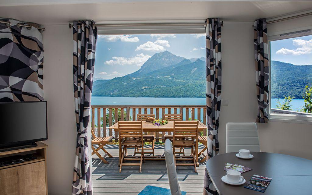 Slide Chalet living room with lake view at L’Écrin du Lac