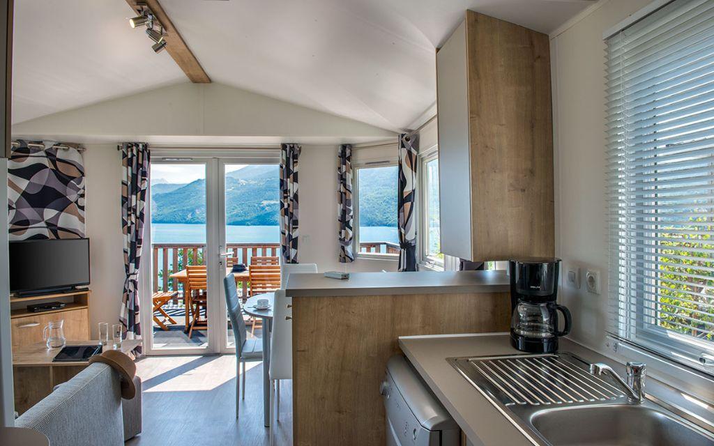 Slide Living room with equipped open kitchen at L’Écrin du Lac in Chorges