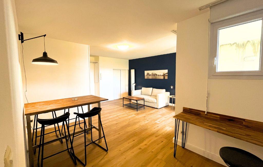 Slide Living room area in the 2-person apartment at Clos de la Chartreuse in Aix-en-Provence