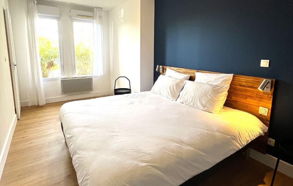 Slide Double room of the 2-person apartments at Clos de la Chartreuse in Aix-en-Provence with Ateya
