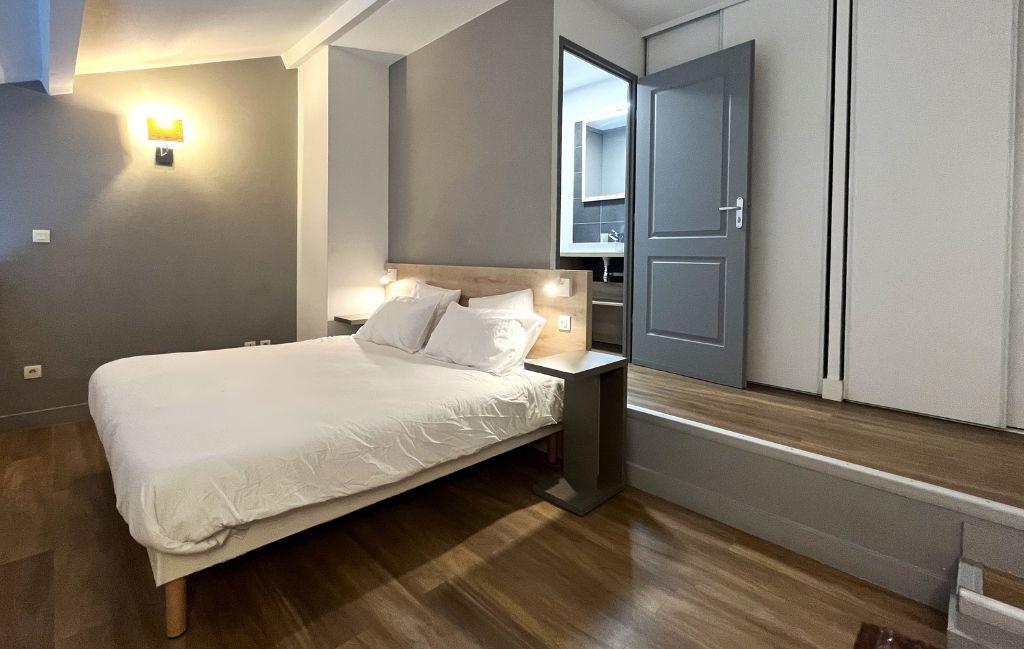Slide Mezzanine bedroom with bathroom in the duplex apartments of the residence Les Clos de la Chartreuse in Aix-en-Provence
