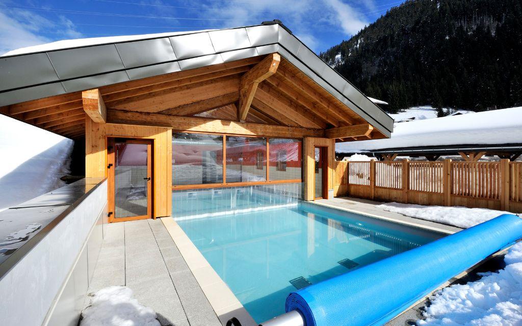 Slide Piscine extérieure chauffée l’hiver de la résidence Le Grand Lodge Chatel