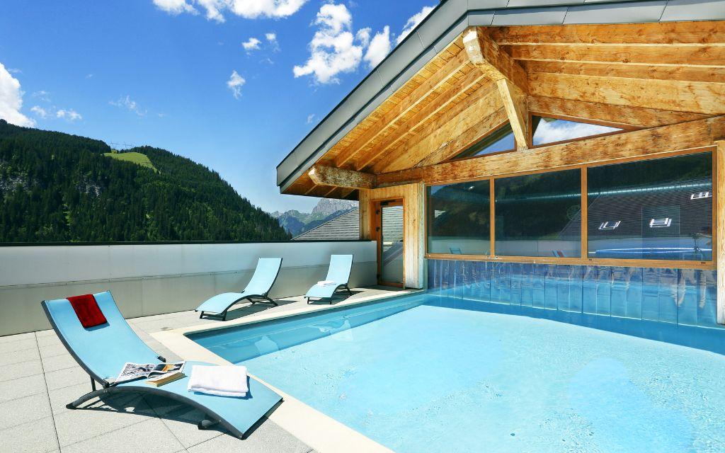 Slide Piscine extérieure sous le soleil à la résidence Le Grand Lodge à Chatel