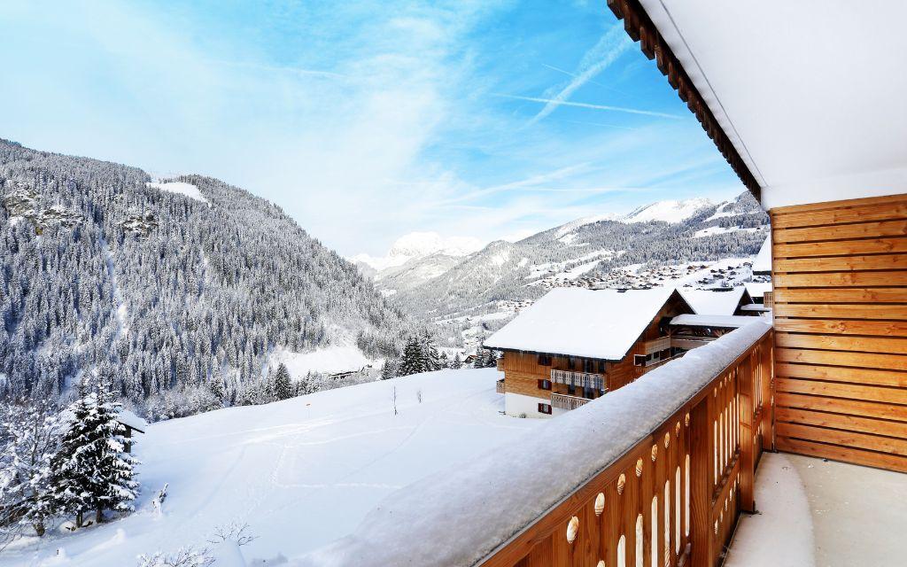Slide Balcon sous la neige à la résidence Le Grand Lodge