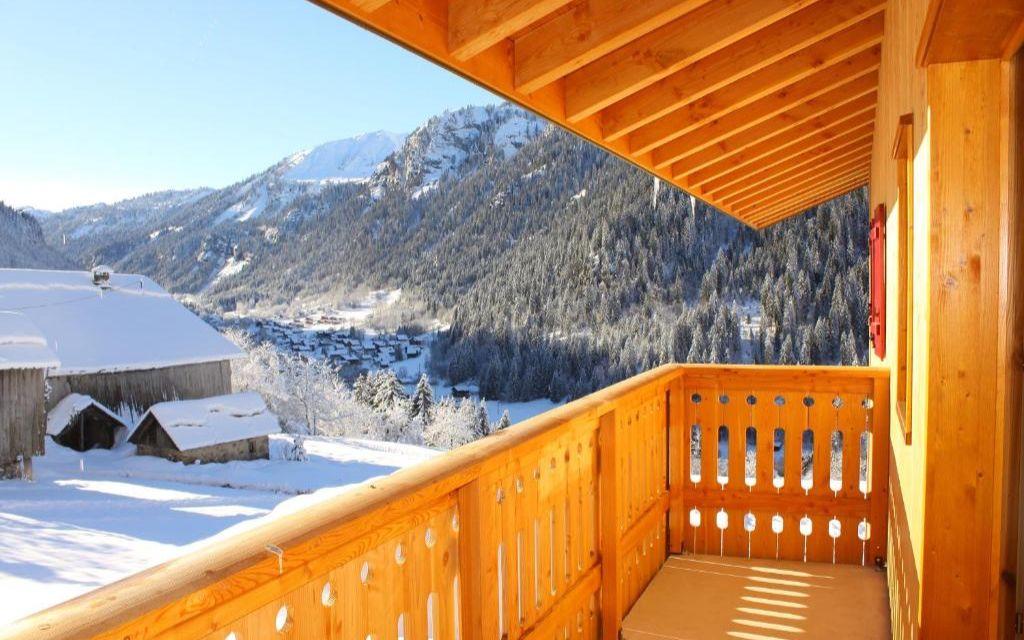 Slide Balcon vue sur les montagnes enneigées de Châtel