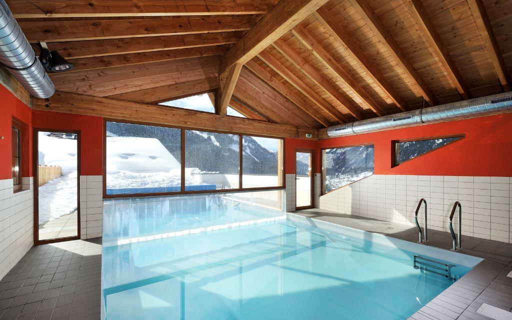 Slide Piscine intérieure chauffée avec accès extérieur au Grand Lodge