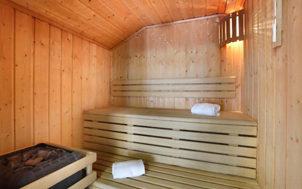 Slide Piscine Sauna en bois à la résidence Le Grand Lodge chauffée avec accès extérieur au Grand Lodge