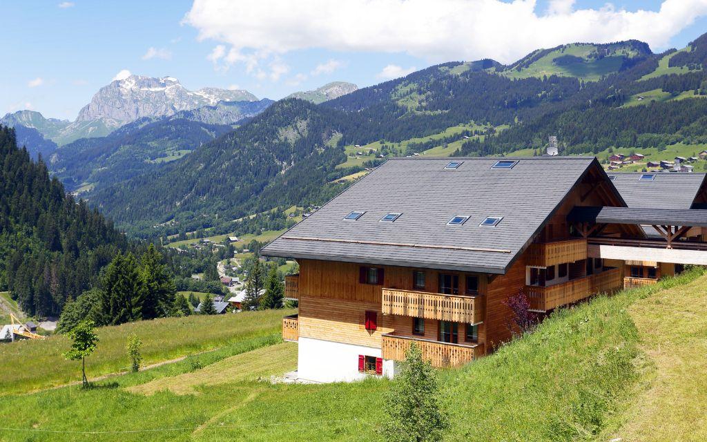 Slide Vue global de la résidence Le Grand Lodge à Châtel l’été