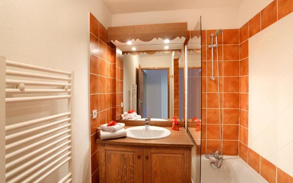 Slide Bathroom with heated towel rail and bathtub in the Le Grand Lodge residence