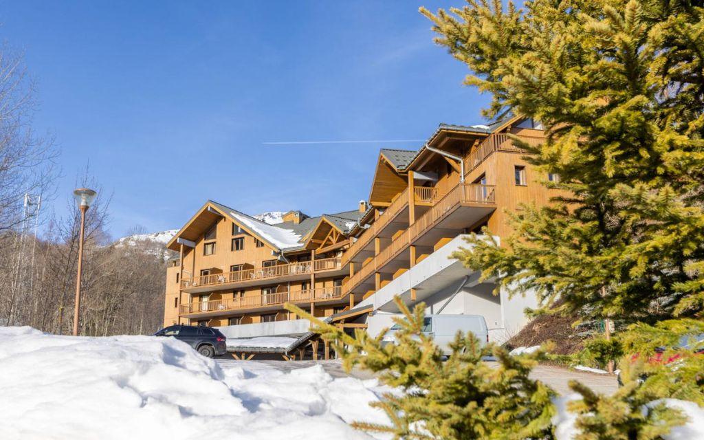 Slide Vue extérieure de la Résidence Les Bottières avec de la neige en hiver