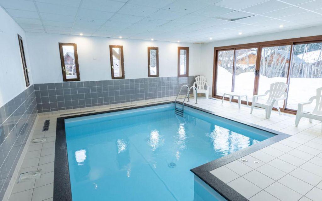 Slide Piscine intérieure chauffée de la résidence les Bottières