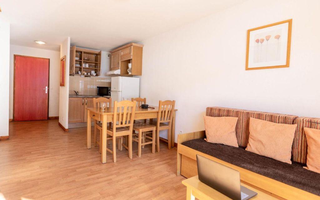 Slide Vue globale du séjour d’un appartement de la résidence Les Bottières avec cuisine ouverte sur l’espace de vie