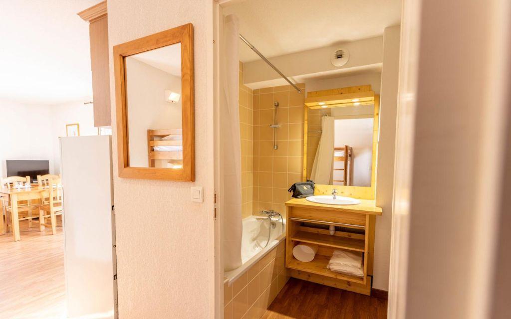 Slide Salle de bain avec baignoire dans un appartement de la résidence Les Bottières