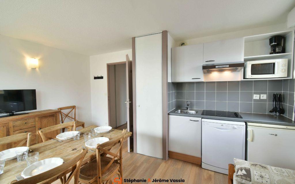 Slide Dining area with open kitchen in an apartment at the Résidence Les Adrets de Peyragudes