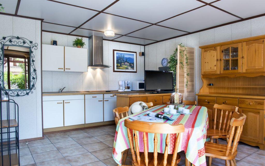 Slide Séjour pour 4 personnes avec cuisine ouverte et table à manger au sein de la résidence Les Tamaris et les Portes du Soleil