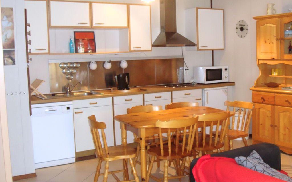 Slide Espace repas pour une famille de 6 personnes avec cuisine ouverte au sein d’une maison de la résidence Les Tamaris et les Portes du Soleil