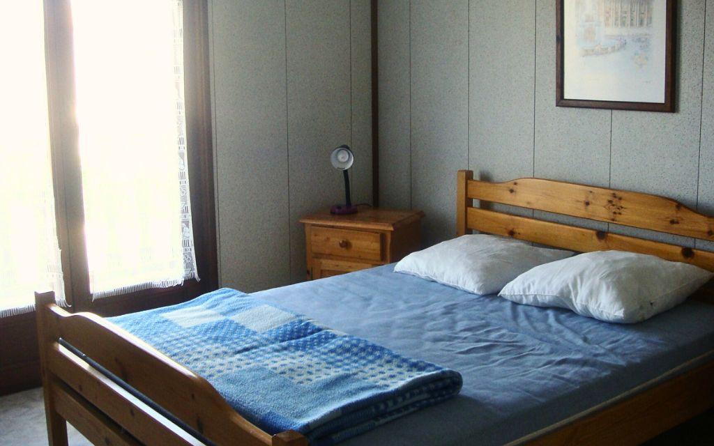 Slide Chambre double avec table de chevet au sein d’une maison de le résidence Les Tamaris et les porte du Soleil