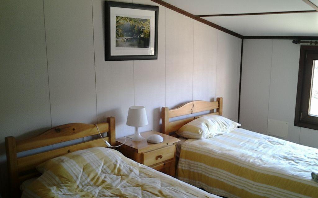 Slide Chambre avec deux lits simples à l’étage d’une maison de la résidence Les Tamaris te les portes du Soleil à Portiragnes
