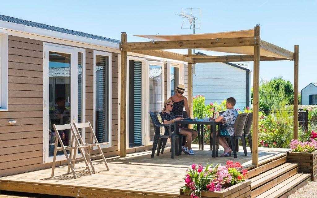 Slide Chalet luxe en bois avec terrasse extérieur pour 4 personnes au village vacances les Mûriers