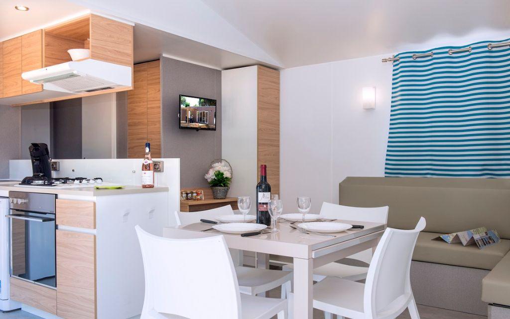 Slide Intérieur du chalet luxe avec cuisine ouvert et salon dans le village vacances Les Mûriers