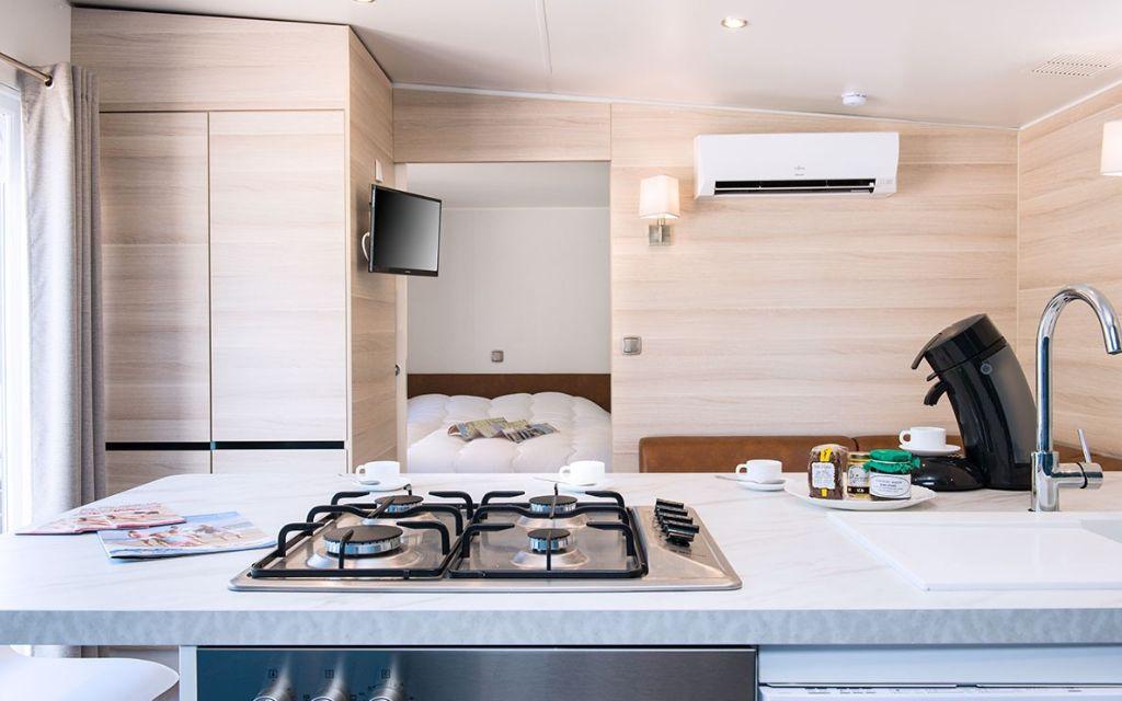 Slide Cuisine ouverte équipée sur le séjour dans un cottage VIP du village vacances Les Muriers
