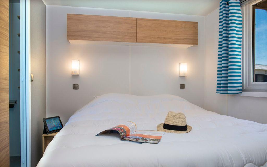 Slide Chambre double dans un chalet luxe avec meuble de rangement au sein du village Les Muriers