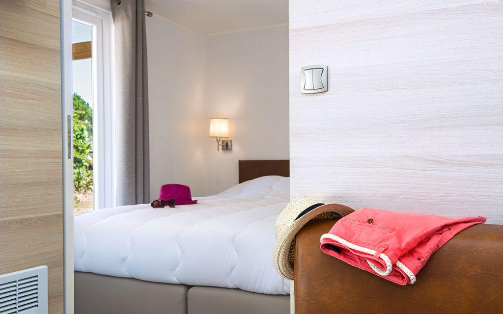 Slide Vue de la chambre parentale dans un cottage VIP au village vacances les Muriers