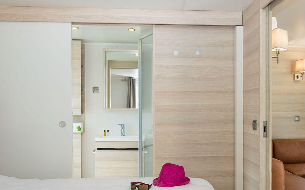 Slide Salle de bain attenante à la chambre parentale dans un cottage vip du village vacances Les Muriers
