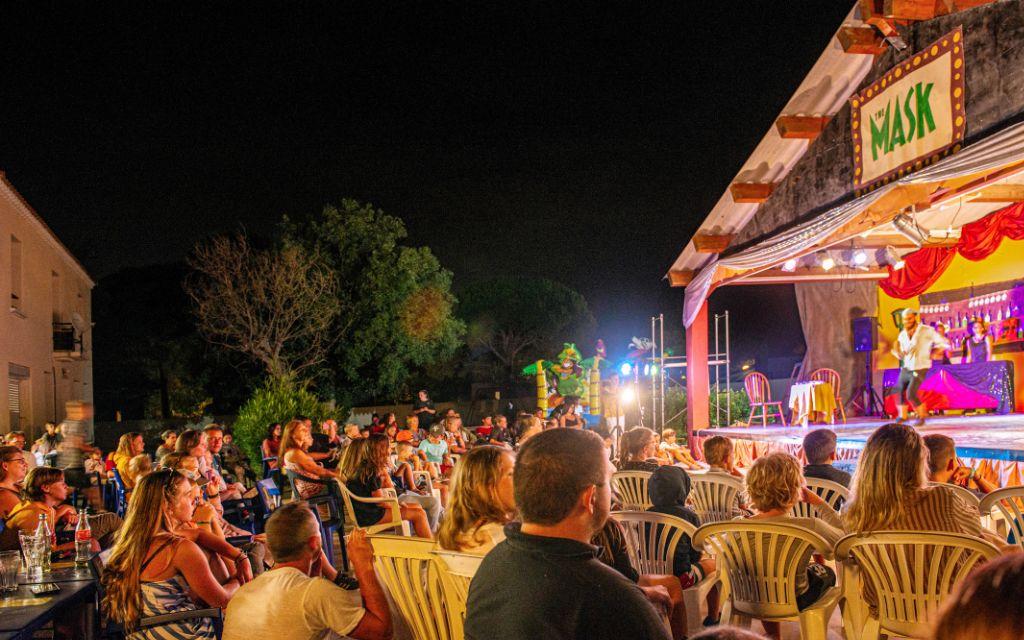 Slide Spectacle en soirée pour les familles au village vacances les mûriers à vendres-plage
