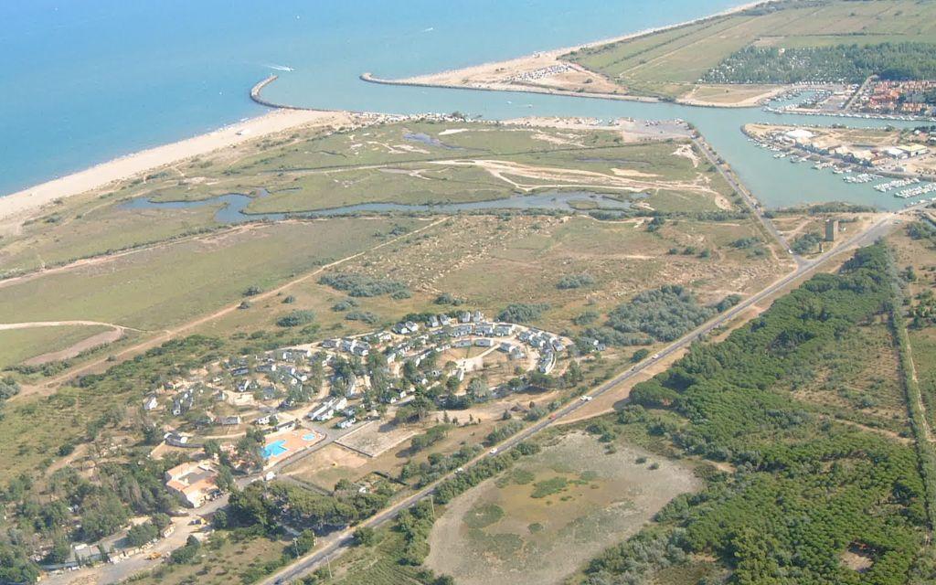 Slide Vue aérienne du village vacances les mûriers proche de la mer
