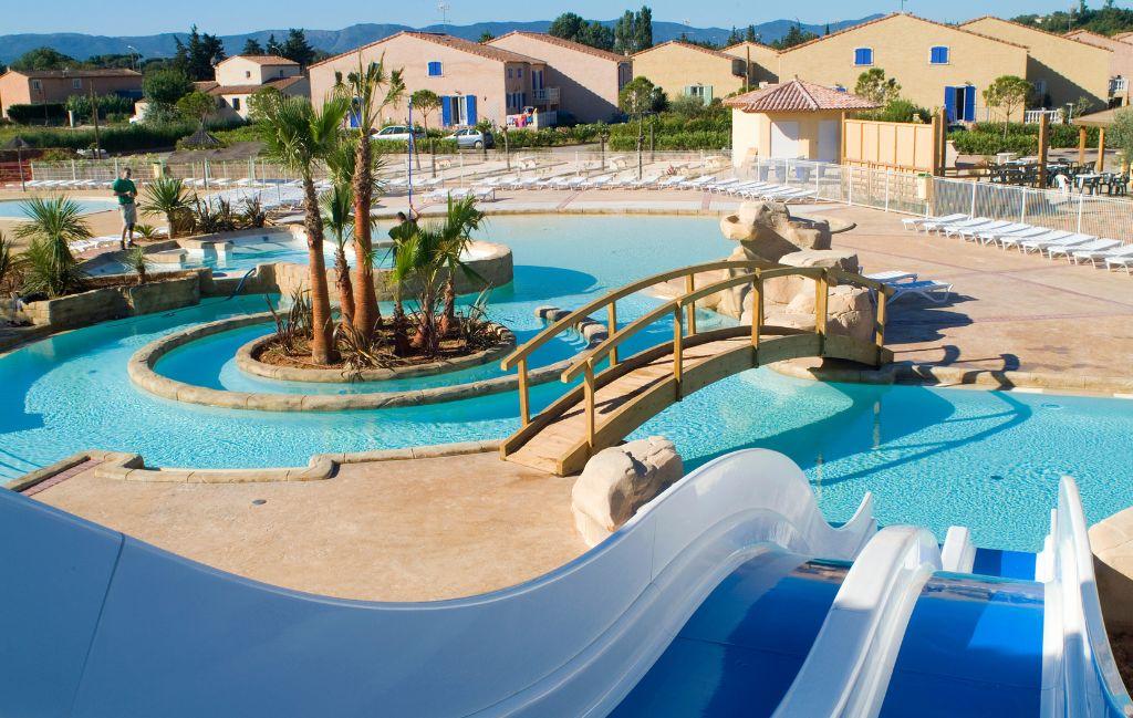 Slide Piscine extérieure avec toboggans deux pistes dans la résidence le clos des oliviers