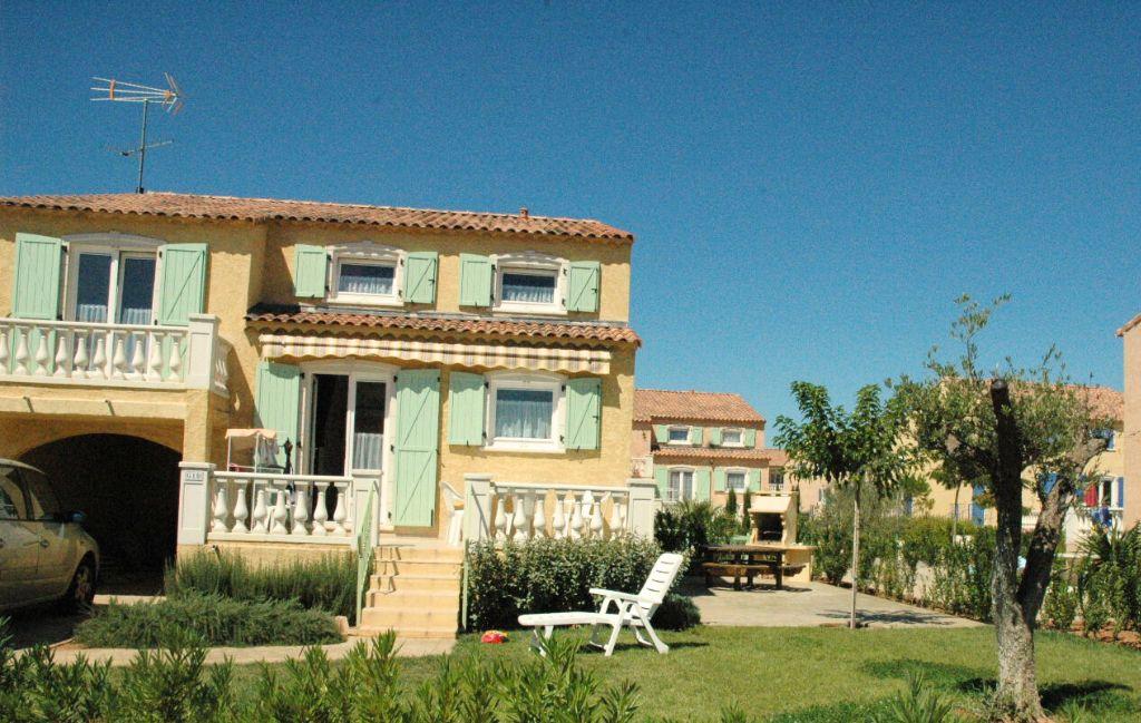 Slide Façade d’une maison en duplex dans la résidence le clos des oliviers