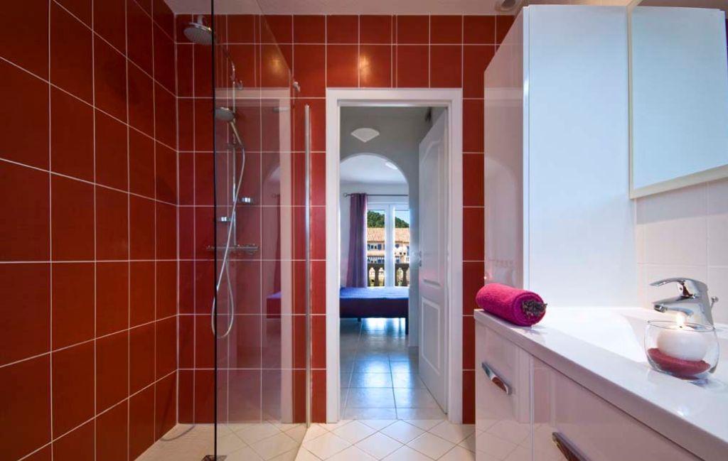 Slide Salle de douche avec douche et lavabo dans une maison de la résidence le clos des oliviers