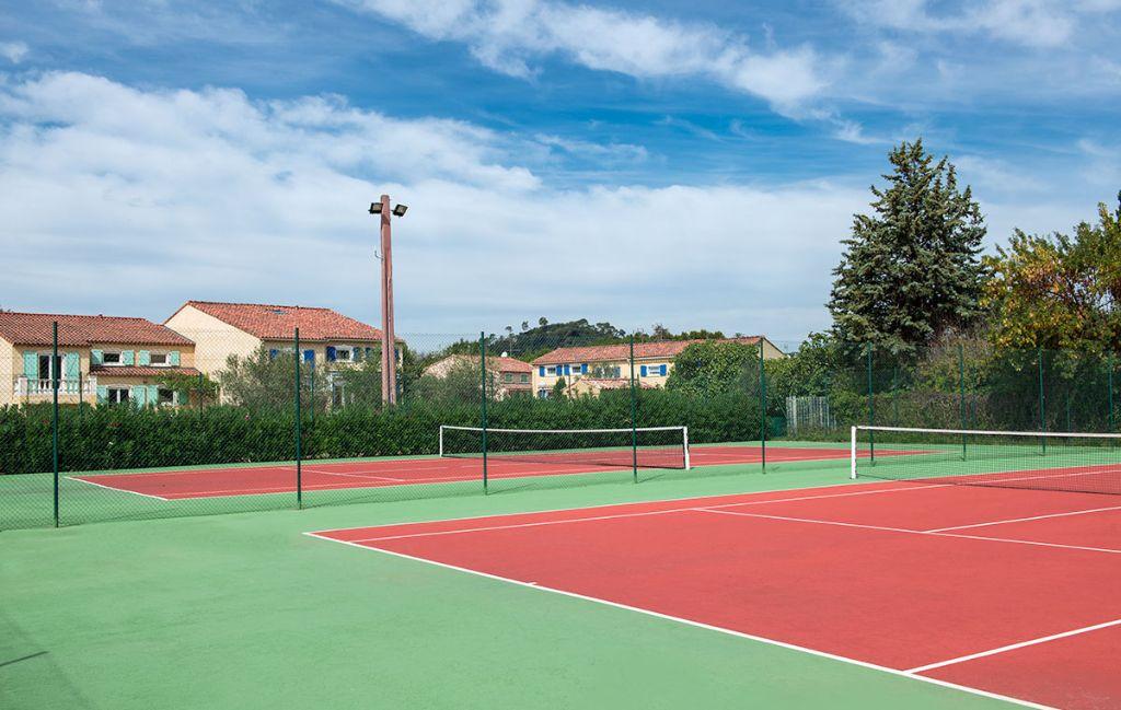 Slide Deux terrains de tennis dans la résidence le clos des oliviers