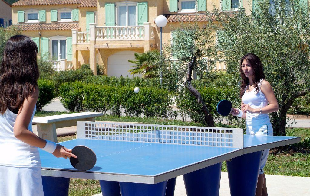 Slide Deux personnes qui jouent au ping-pong dans la résidence le clos des oliviers