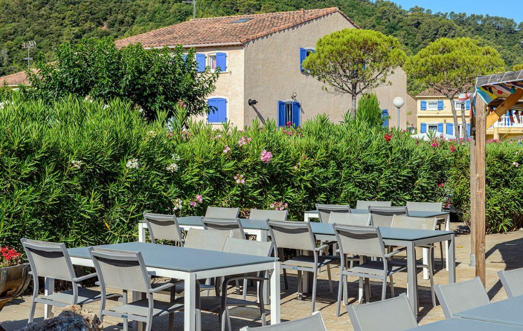 Slide Espace en commun avec tables à manger dans la résidence le clos des oliviers