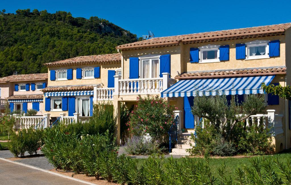 Slide Neighborhood with houses and gardens within Le Clos des Oliviers residence