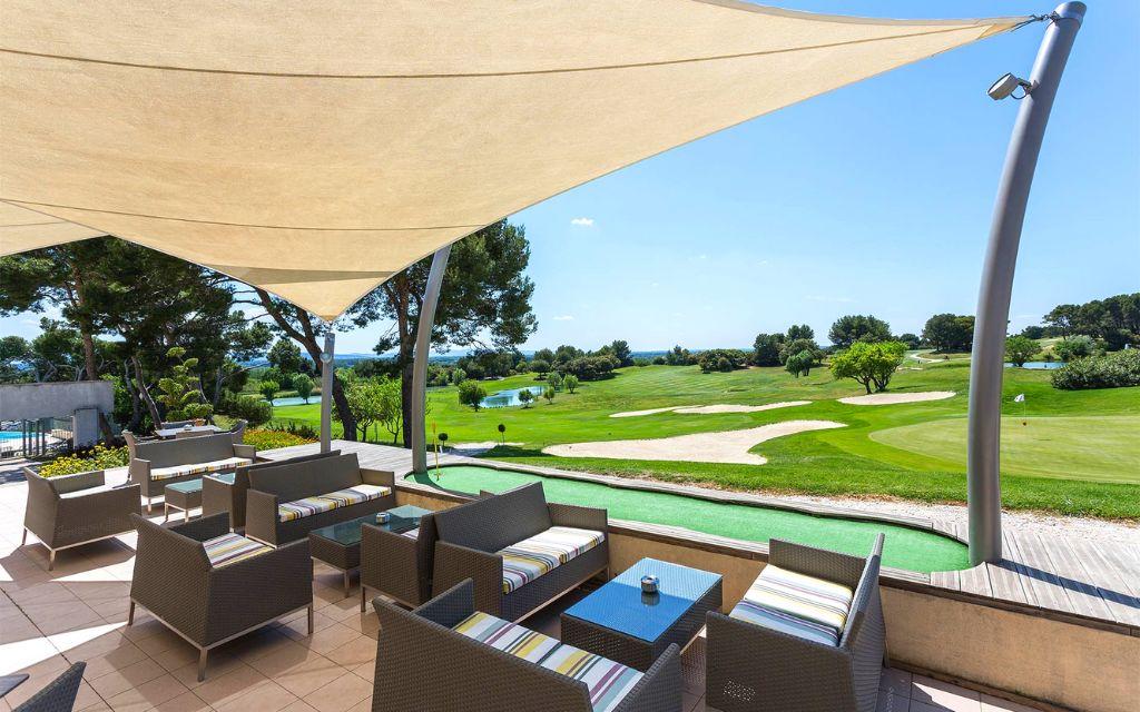 Slide Espace conviviale avec salons de jardin vue sur le golf de la résidence Provence country club