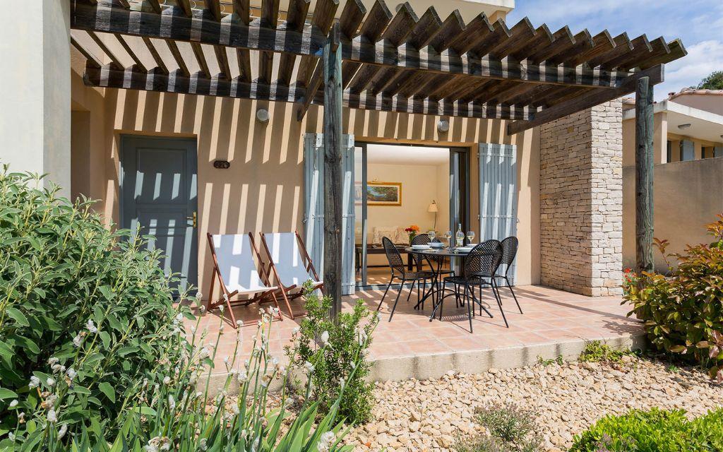 Slide View from the golf course onto the furnished terrace of an accommodation unit at the Provence Country Club residence