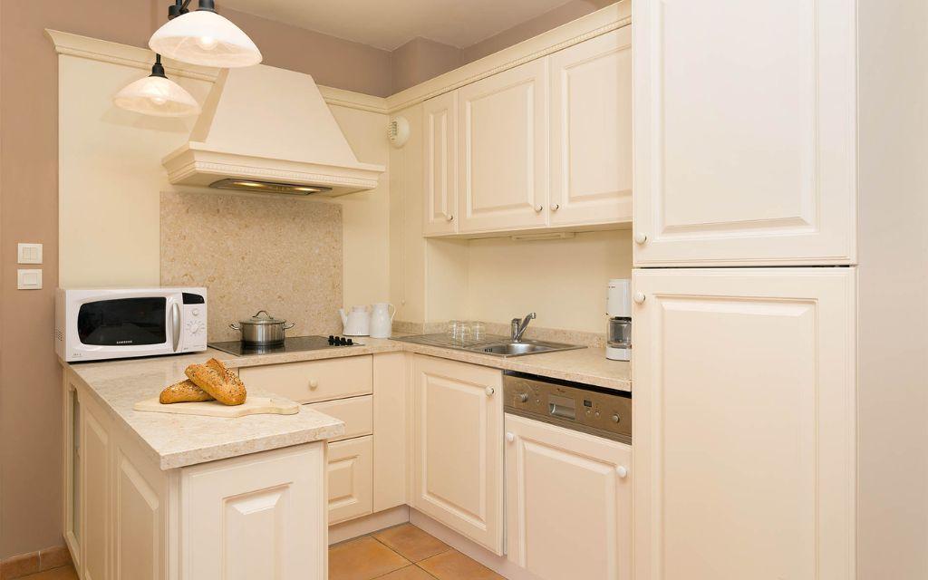 Slide Open-plan fitted kitchen in an accommodation unit at the Provence Country Club residence