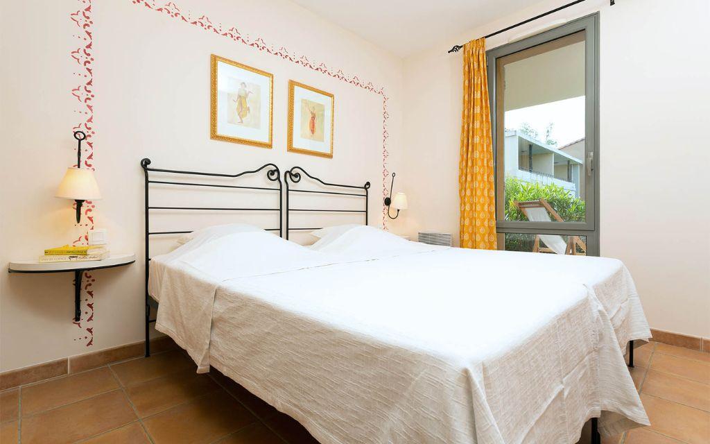 Slide Bedroom with a double bed in the Provence Country Club residence