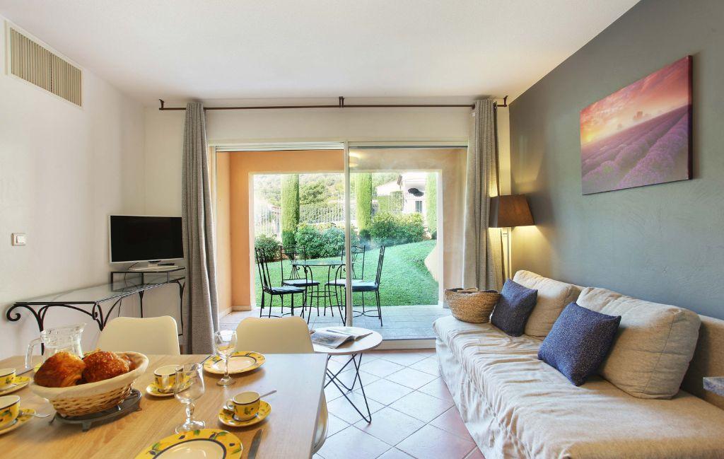 Slide Salon avec canapé et télévision dans un appartement de la licorne de haute Provence
