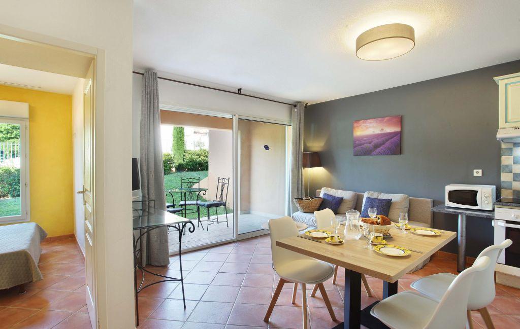 Slide Vue globale d’un séjour d’un appartement dan la résidence le domaine de la licorne de haute Provence