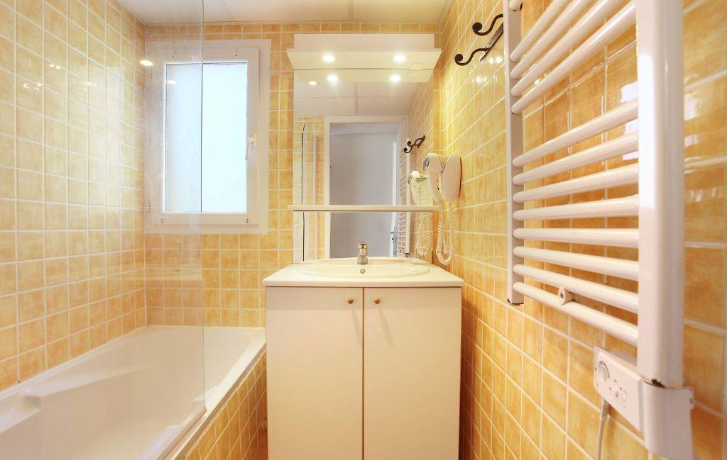 Slide Salle de bain avec baignoire et sèche serviette dans un appartement de la licorne de haute Provence à Gréoux