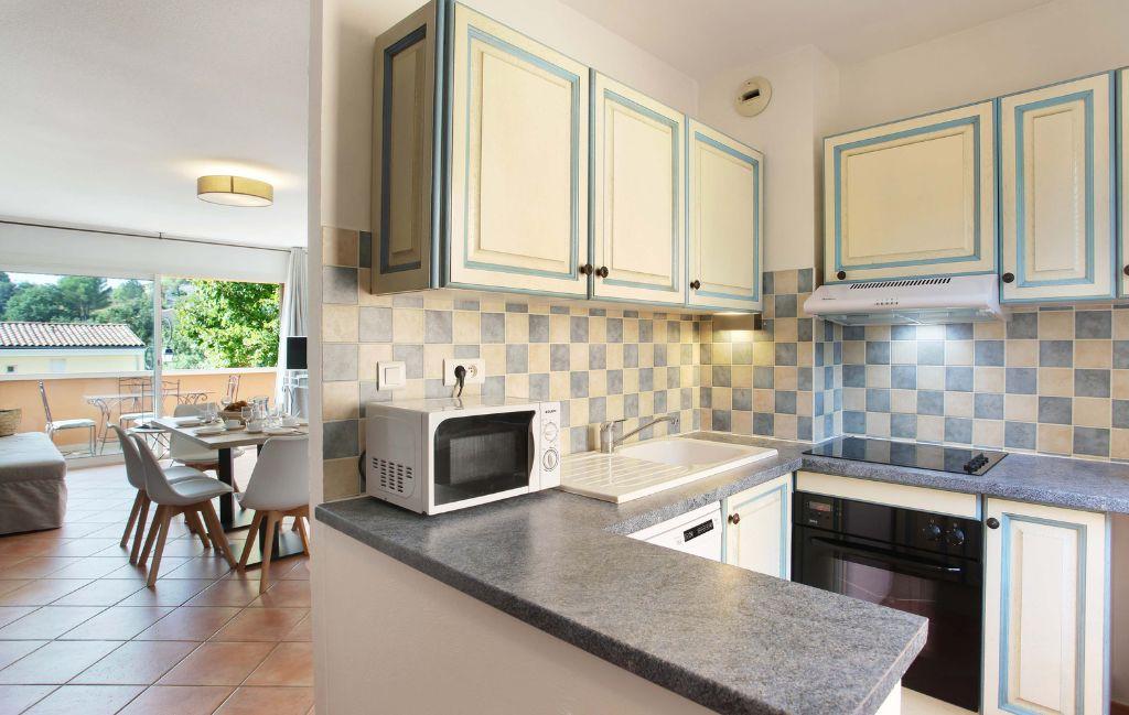 Slide Fully equipped kitchen in an apartment at La Licorne de Haute Provence