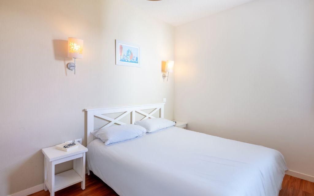Slide Chambre avec un lit double au sein d’un hébergement de vacances à Guidel